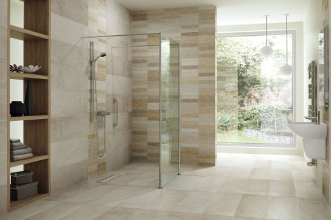 Luxury roll in shower with a stationary shower screen
