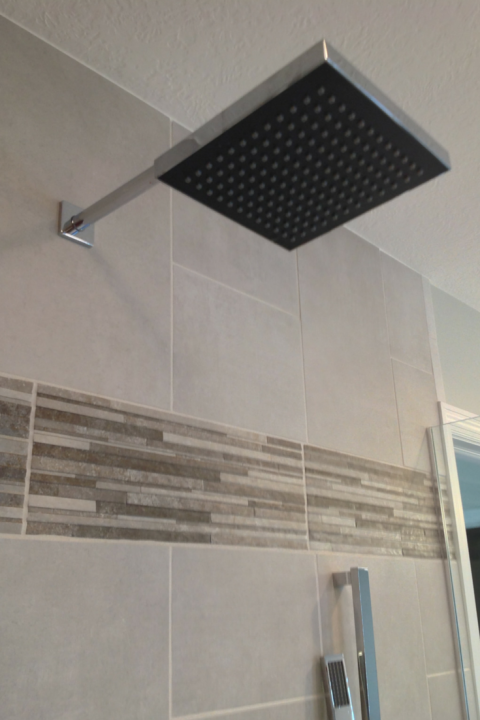 Delta rain head for a one level shower Monitor 14