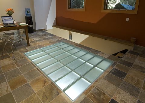 Structural glass floor system in an office