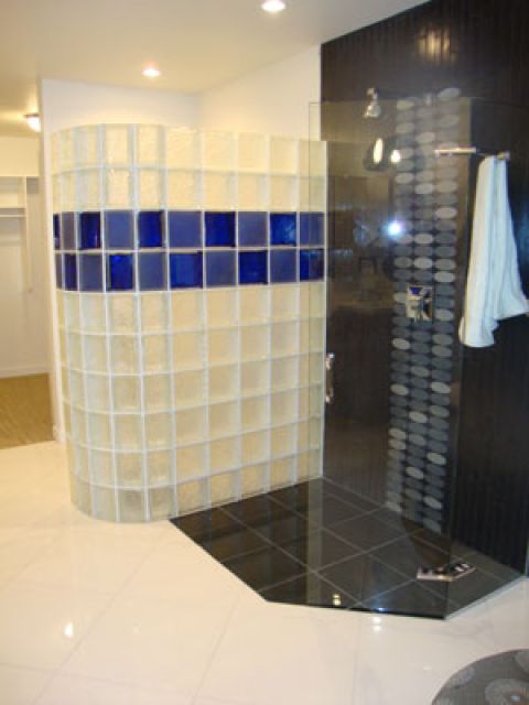 Glass block shower wall with stripe of blue glass blocks