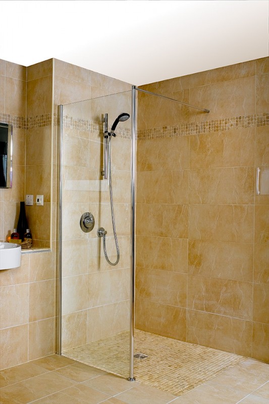 Single-shower-screen-with-Tuff-Form-Zero-Threshold-Base-PIC-19