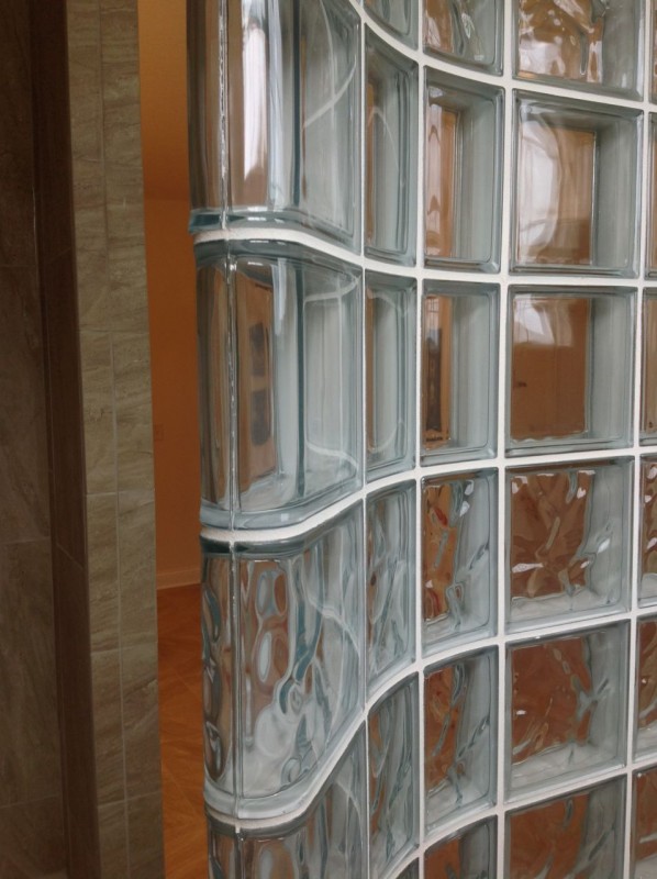 glass block shower wall with thinner curved glass blocks in a clear and wave patterns - Innovate Building Solutions 