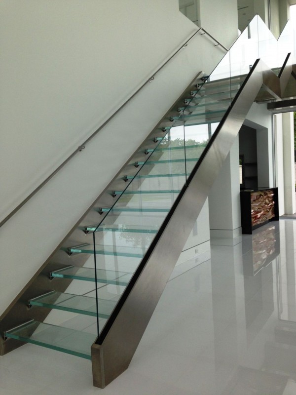 Laminated glass stairs in a contemporary home 