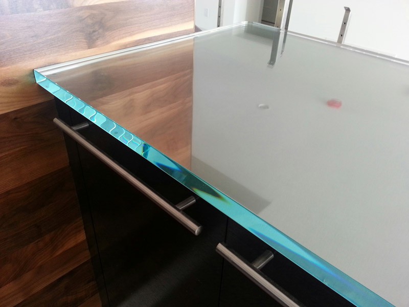 Ultra clear glass countertop for a kitchen bar 