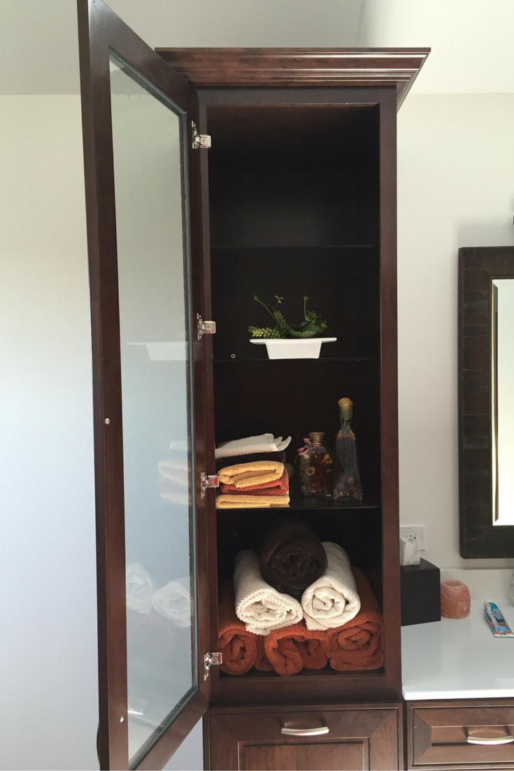 Vertical bathroom cabinets to maximize the storage space in a bathroom