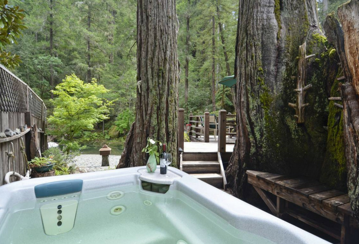 Hot tub surrounded by Sequoia trees near Austin River in California