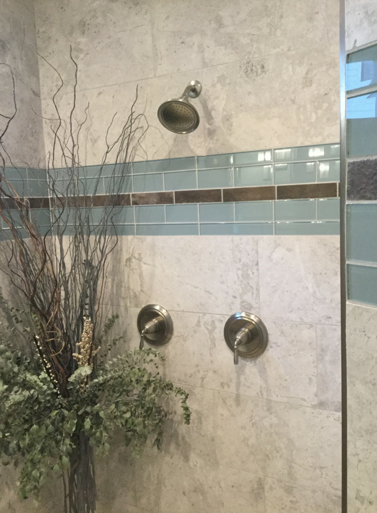 Decorative glass tile row in an upscale bathroom | Innovate Building Solutions 