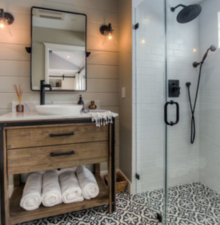 One level wet room rusticpassionbyallieblog.com | Innovate Building Solutions | #OneLevelShower #OneLevelWetRoom #RusticBathroomDesign