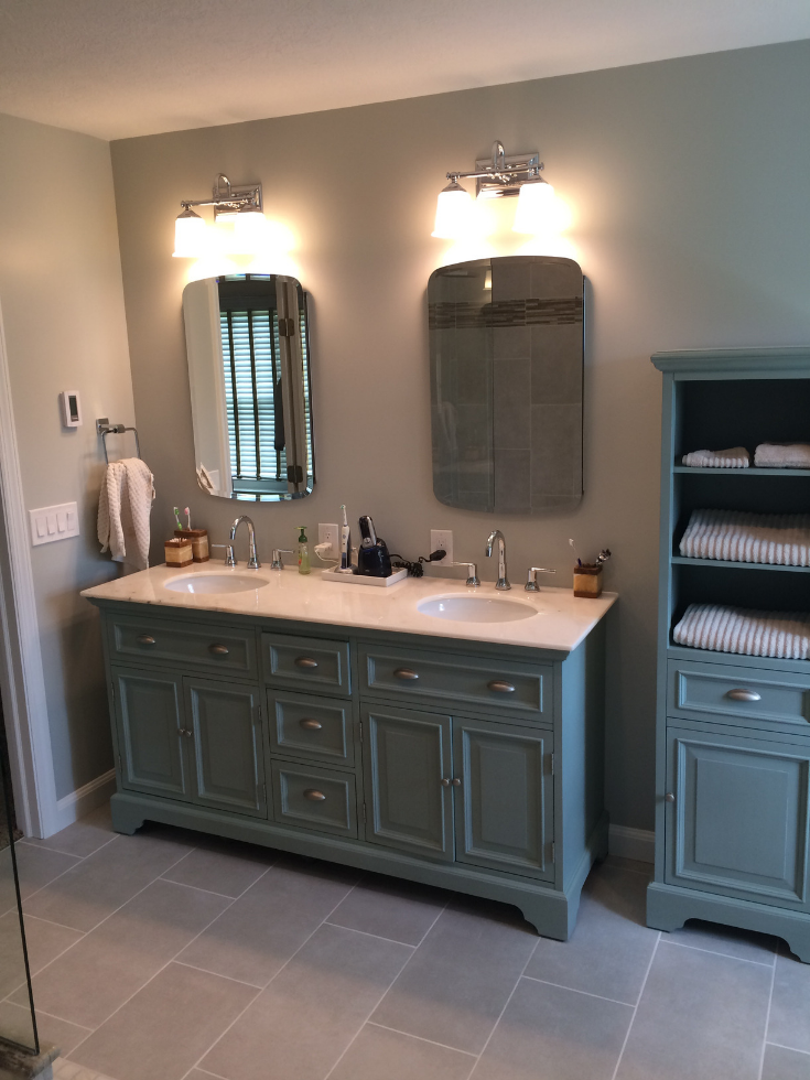 Tradtional bathroom with a floor base bath vanity | Innovate Building Solutions | #TraditionalBathroom #BathroomDesign #FloorBasedVanity