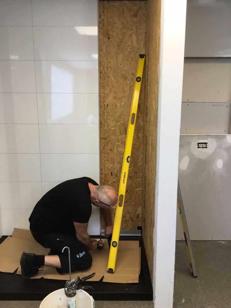 Douchewandpanelen eenvoudige installatie van laminaat douchewandpanelen | Innovate Building Solutions | #ShowerWallPanels #LaminateWallPanels #ShowerInstallation #EasyInstallation