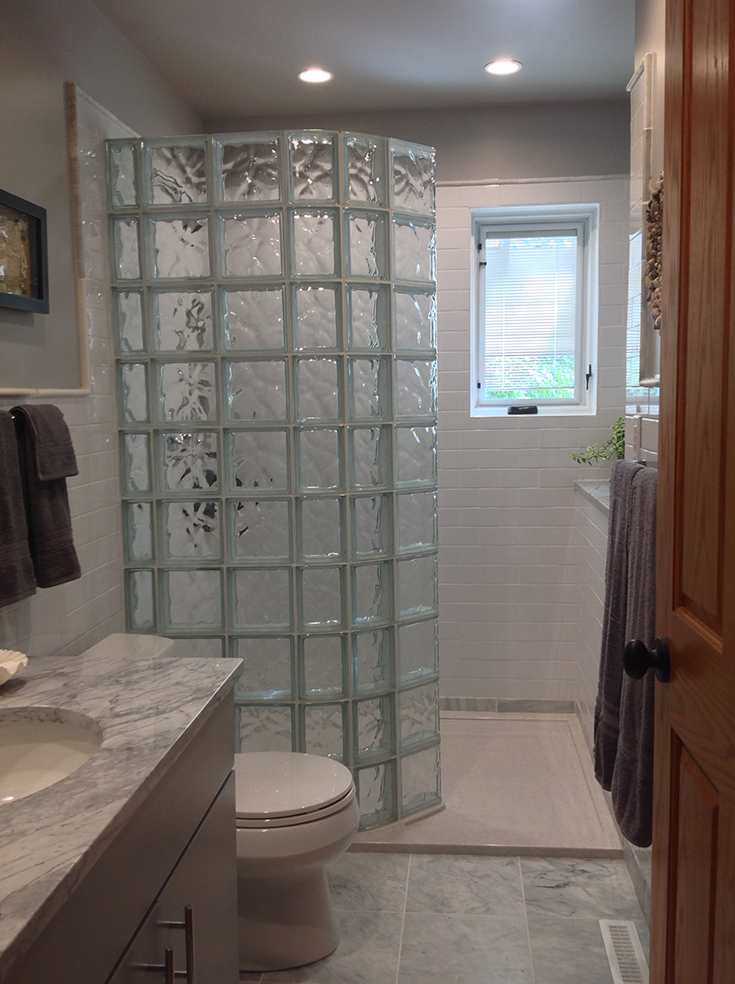 Curved glass block wall in a tub space | Innovate building solutions | #CurvedGlassBlock #GlassBlockWall #Doorlessshower