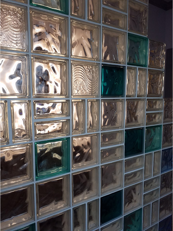 close up glass block pattern design with colors | Innovate Building Solutions | #GlassBlockWall #ColorGlassBlock #GlassBlockDeisgn
