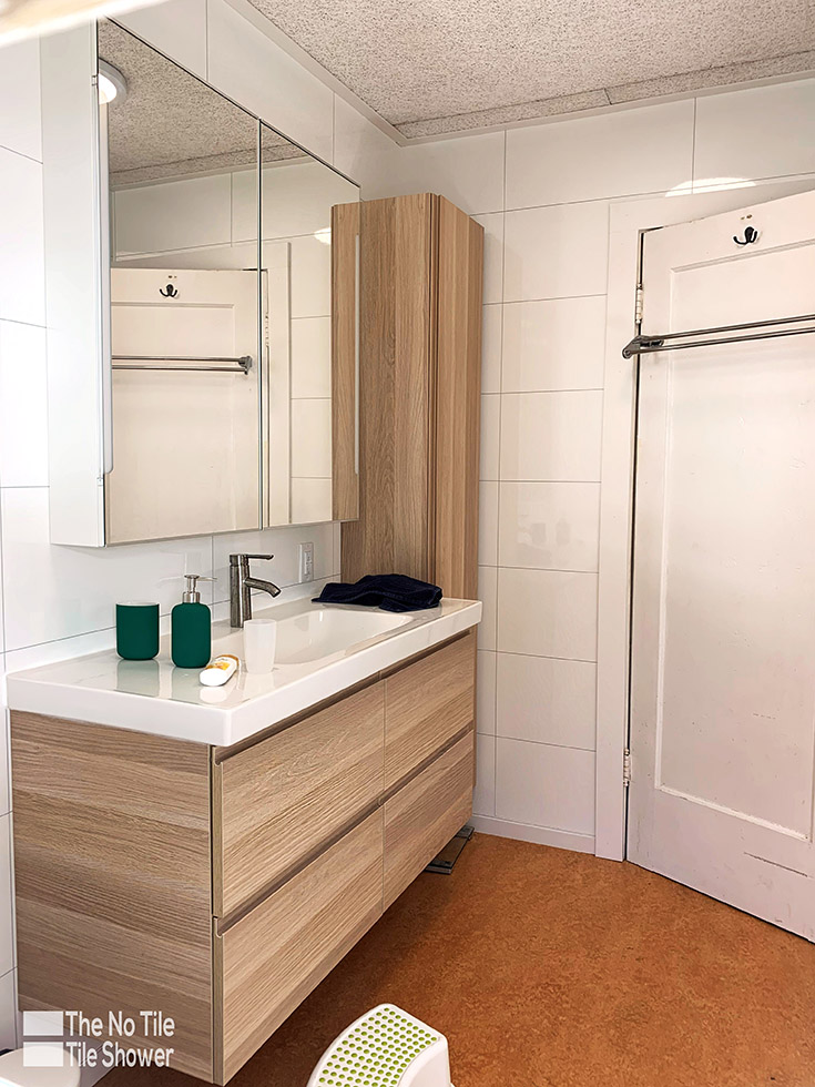 smart bathroom idea 6 lighter white colors in a small contemporary bathroom | Innovate Building Solutions | #SmallBathroom #BathroomRemodel #WhiteBathroom