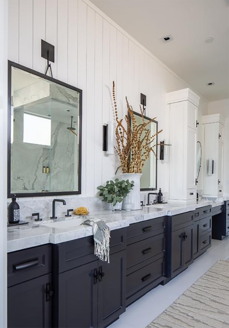 Pro 1 matte black handles on transitionalist bathroom vanity credit www.decorpad.com | Innovate Building Solutions #MatteBlack #BlankHandles #WhiteandBlackBathroom