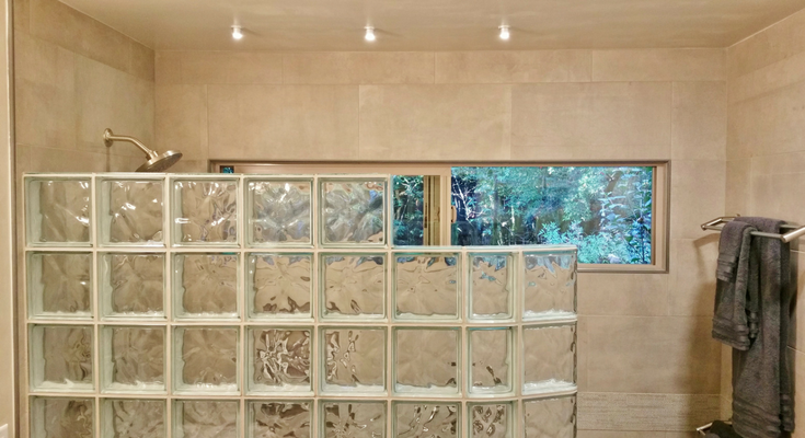 Tip 12 transom window inside a small walk in curved glass block shower | Innovate Building Solutions #GlassBlockShowerWall #GlassBlockShowerEnclosure #ShowerEnclosure