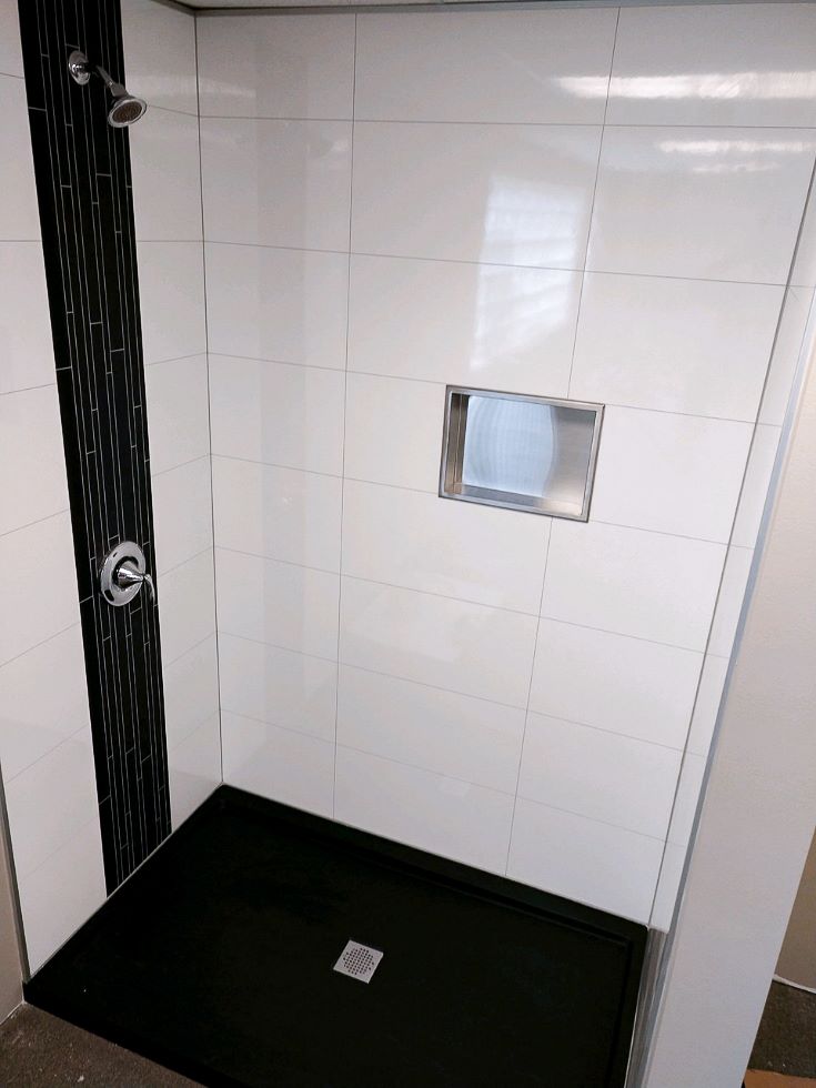 https://blog.innovatebuildingsolutions.com/wp-content/uploads/2022/08/Blunder-8-stainless-steel-recessed-niche-white-high-gloss-laminate-shower-panels.jpg