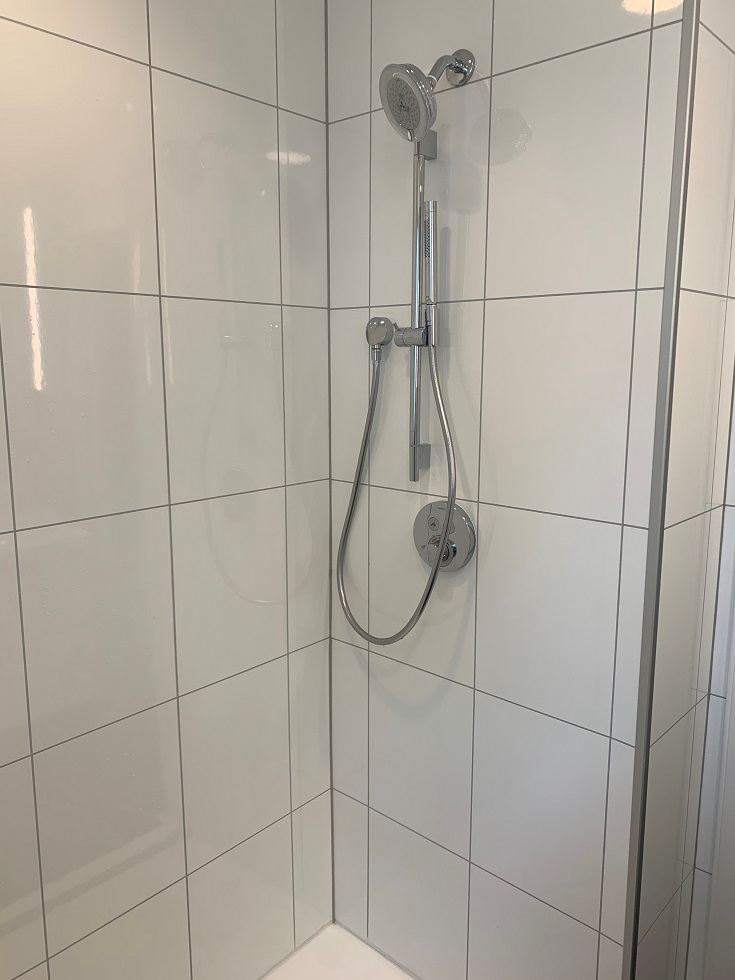 Tip 6 white high gloss laminate panels age in place shower | Innovate Building Solutions #HighGlossLaminatePanels #ShowerWallPanels #LaminateWallPanels