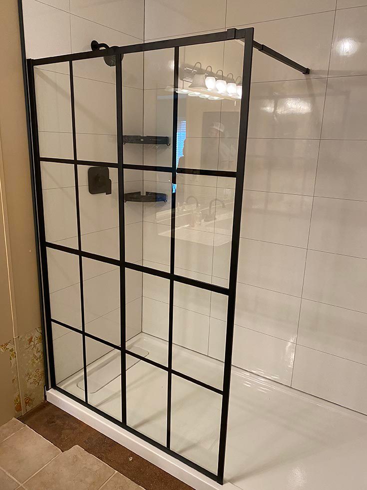 Tip 2 matte black grid shower screen barrier free shower - Innovate Building Solutions, Cleveland Ohio Shower Projects, Walk In Shower Barriers, Bathroom Shower Remodels, Beautiful Bathroom Redesign