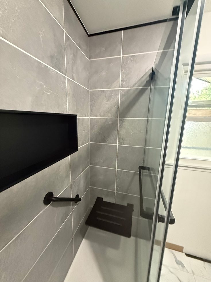 Avoid 7 matte black niche contrast with 3D textured slate shower wall panels - Innovate Building Solutions, Striking Shower Accessories, Bathroom Shower Designs, Dream Shower Renovation, Luxury Bathroom Aesthetics