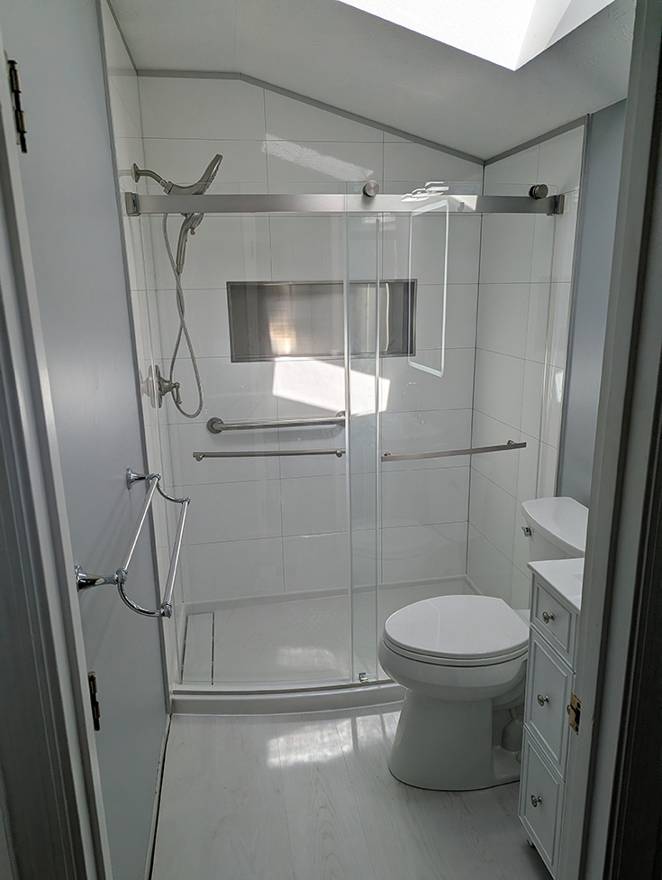 Tip 10 slanted ceiling bianco marble shower wall panels - Innovate Building Solutions, Custom Bathroom Remodeling, Beautiful Bathroom Showers, Walk In Shower Concepts, Shower Wall Panels